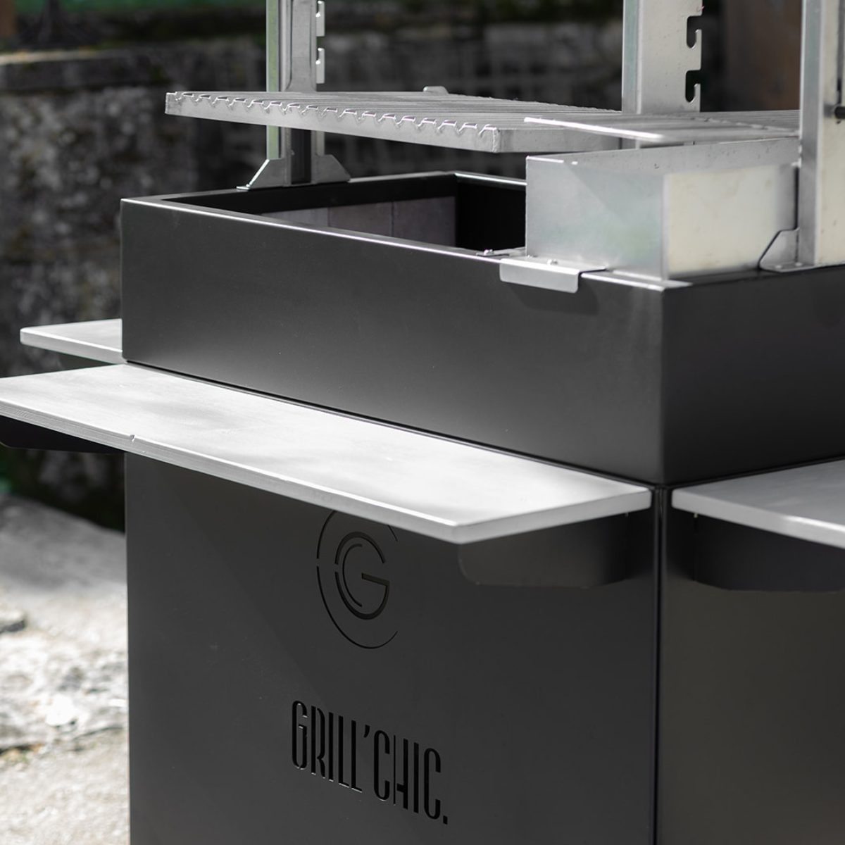 Tablettes pour Barbecue Argentin Santa Maria Asado sur meuble 